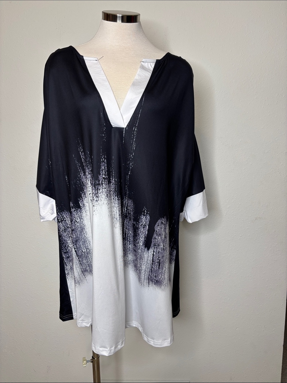 Flycurvy Black & White Paint-Brush Print Tunic V-Neck
